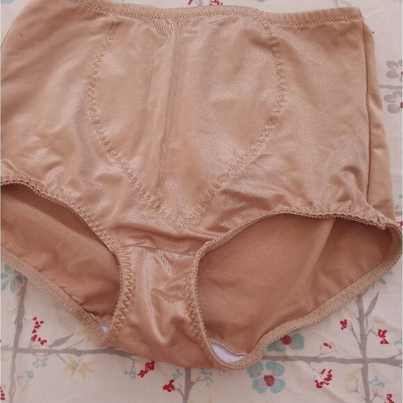 Bali Size L Light Control Tummy Panel Brief - Picture 3 of 9